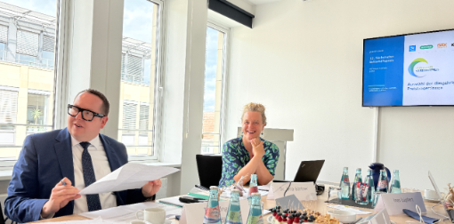 Mitglieder der Jury des 12. Sächsischen Selbsthilfepreises der Ersatzkassen 2026 im Gespräch